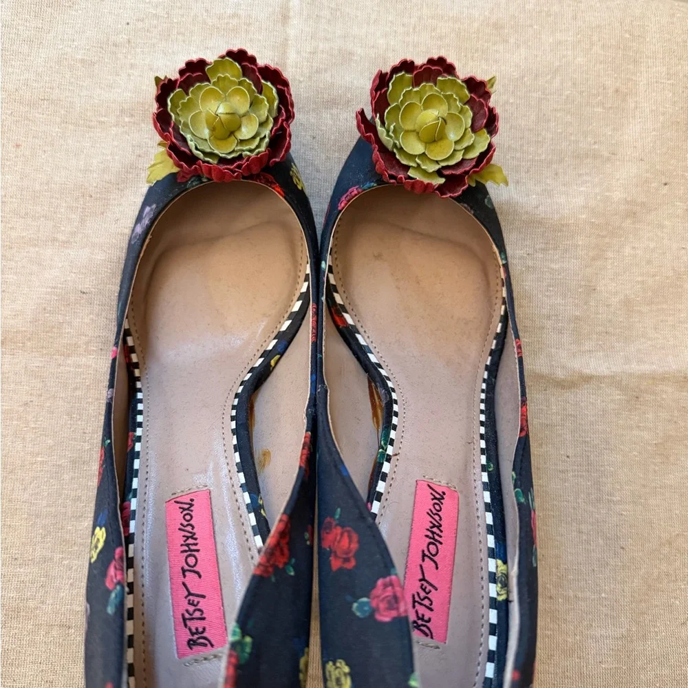Betsey Johnson Black Floral Heels with Green Accents - Picture 2 of 5